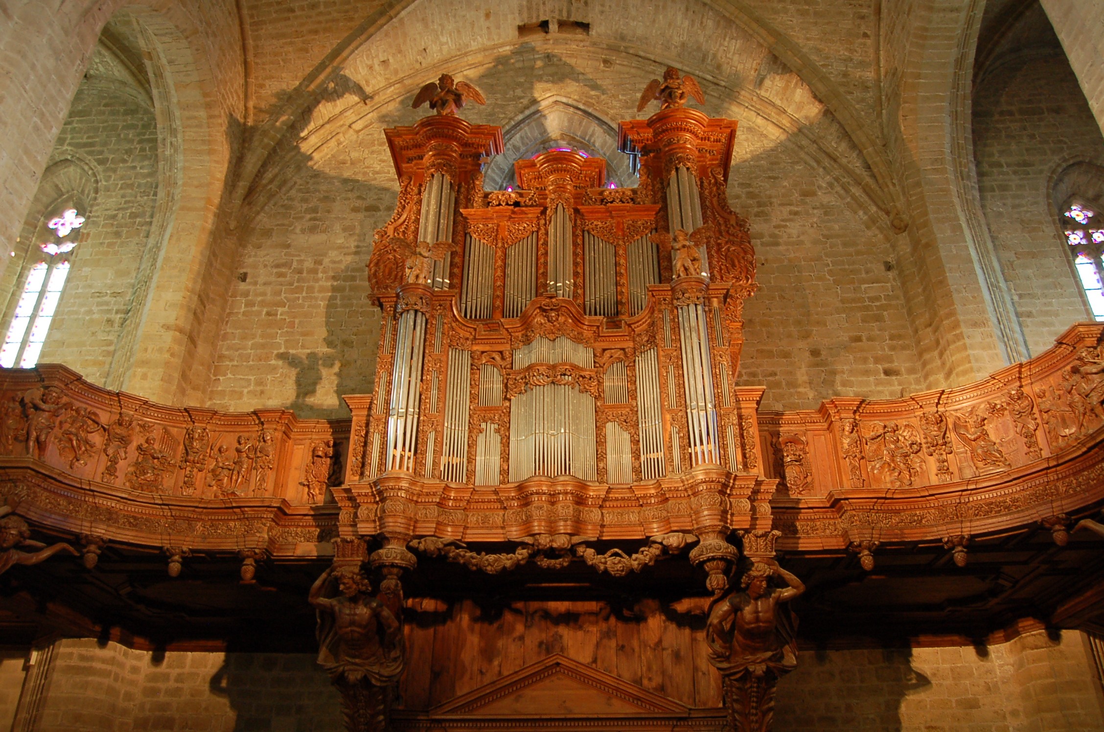 zoom. Amplepuis : la chaire de l'église, œuvre d'un sculpteur lyonnais