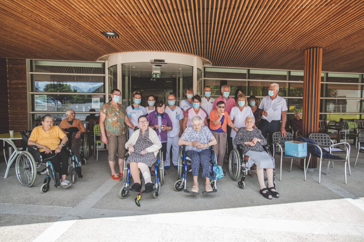 Distribution de miel des ruches pédagogiques de l’Agglomération dans les EHPAD