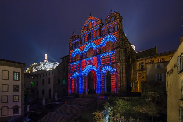 Le Puy-en-Velay - La façade de la cathédrale illuminée lors des animations Le Puy de lumière.