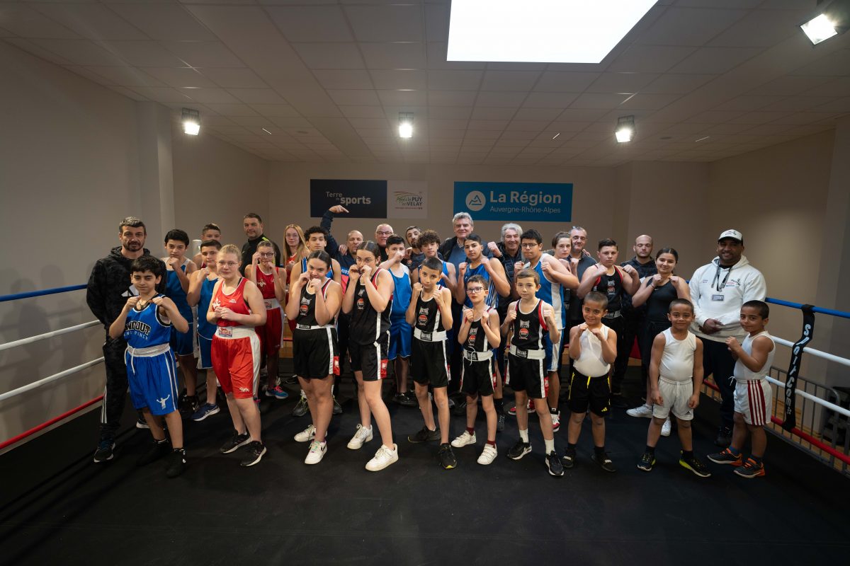 Des jeunes boxeurs en compétition à la Halle Multisports Célestin Quincieu