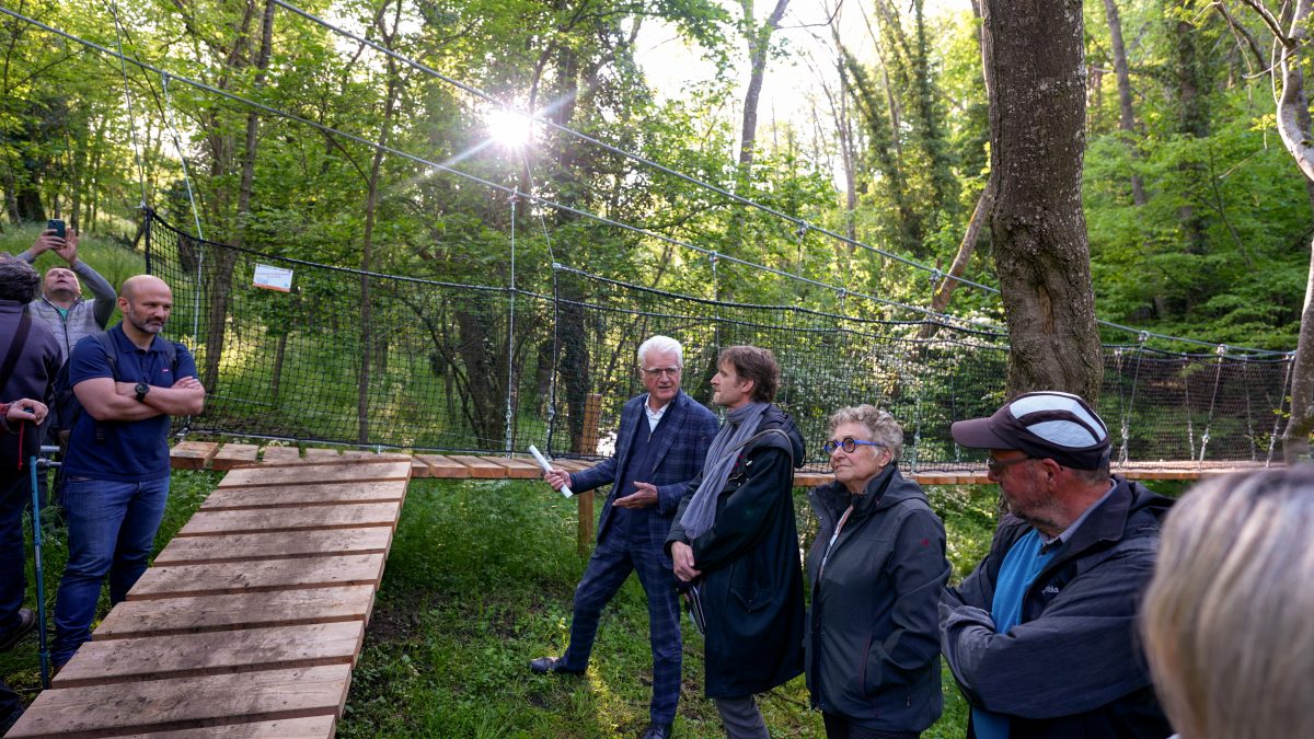 Vals-près-le-Puy :  une passerelle suspendue sur le sentier des Chibottes