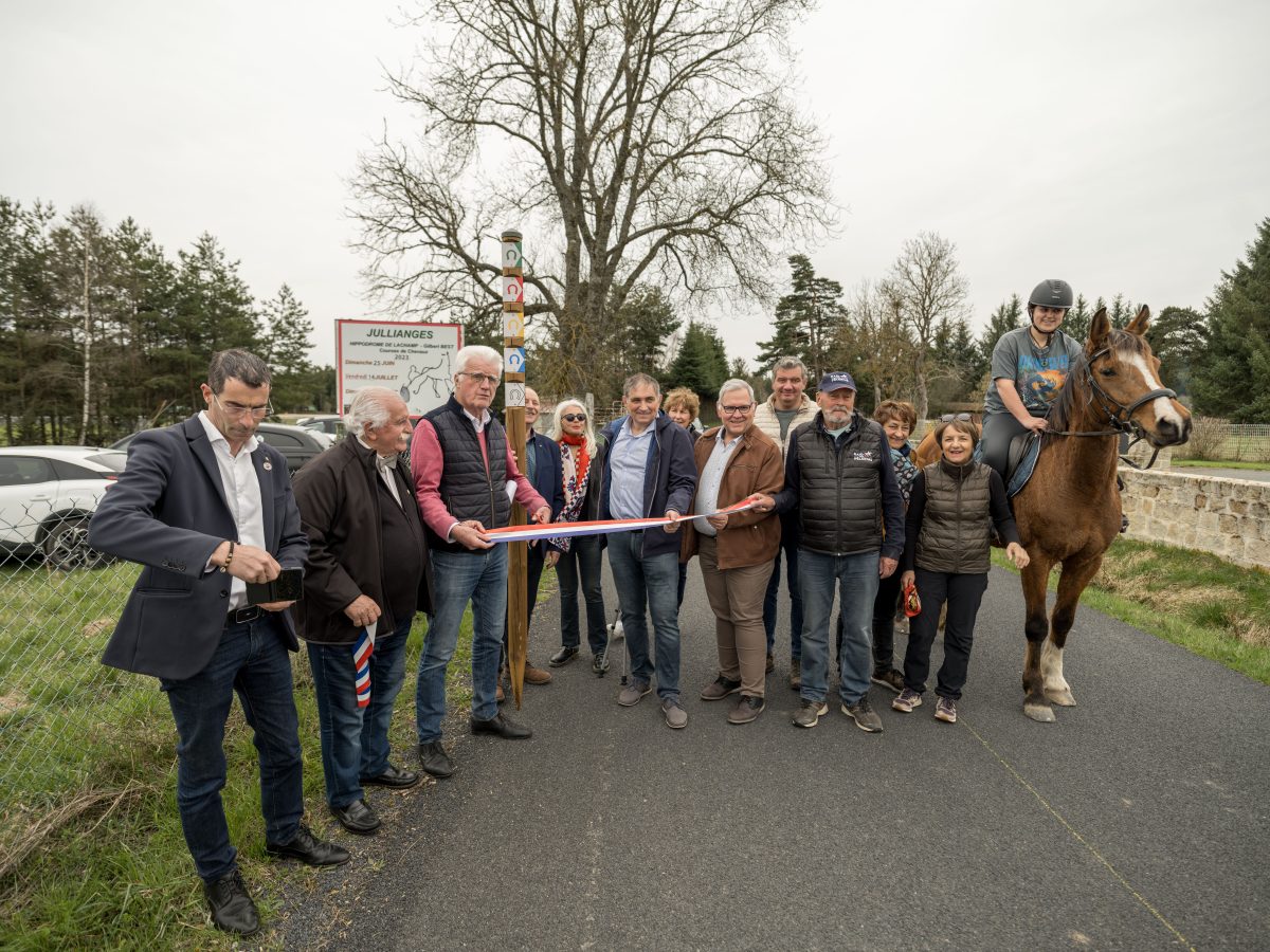 Concours international d’endurance équestre à Jullianges : pose des premières balises