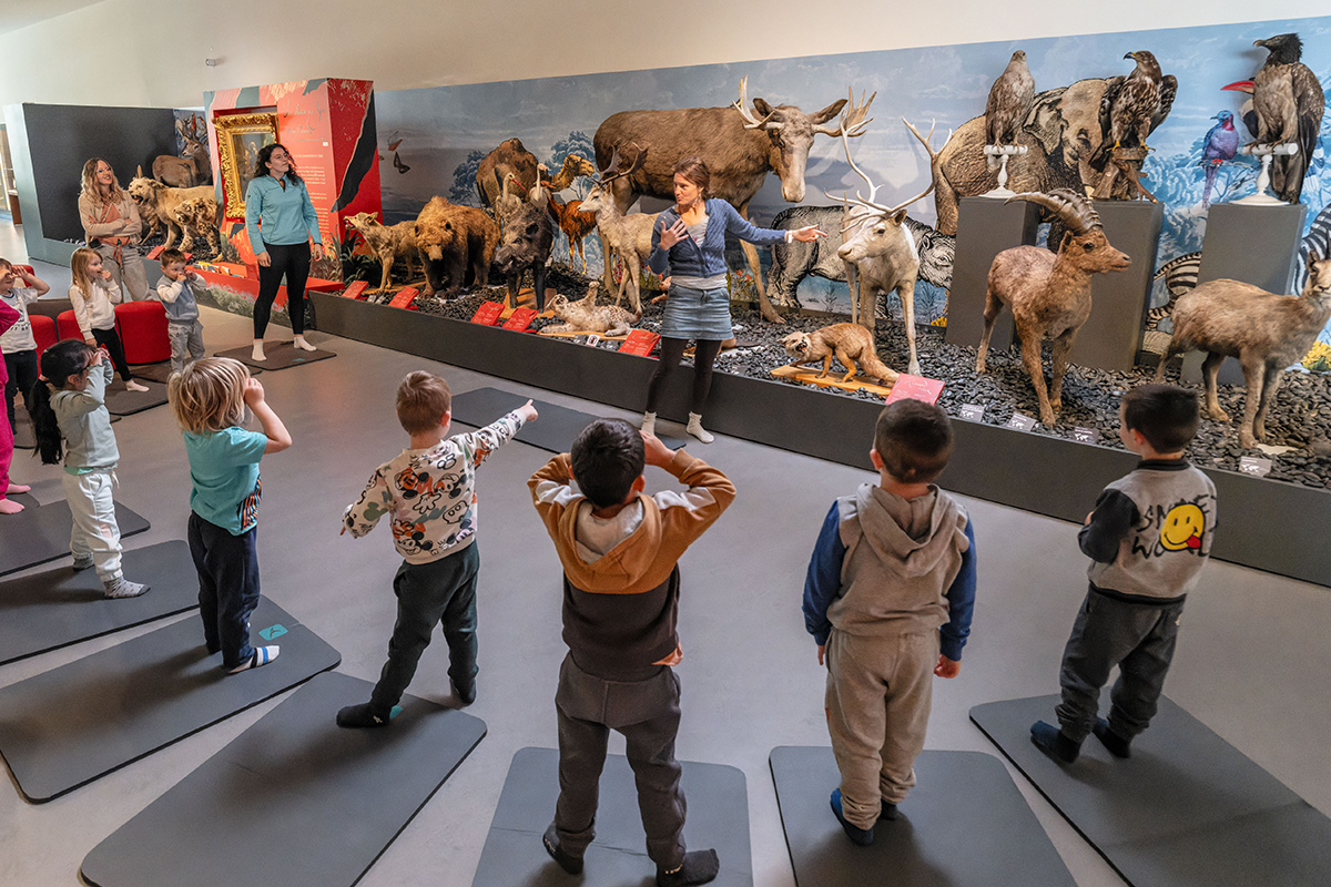 Les enfants s’initient au yoga au Musée Crozatier