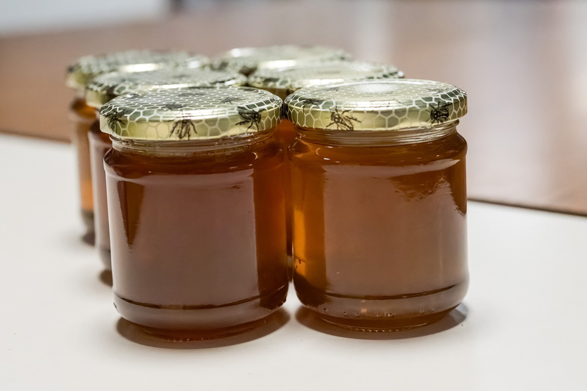 L’Agglo fait don de 360 pots de miel au Secours Populaire